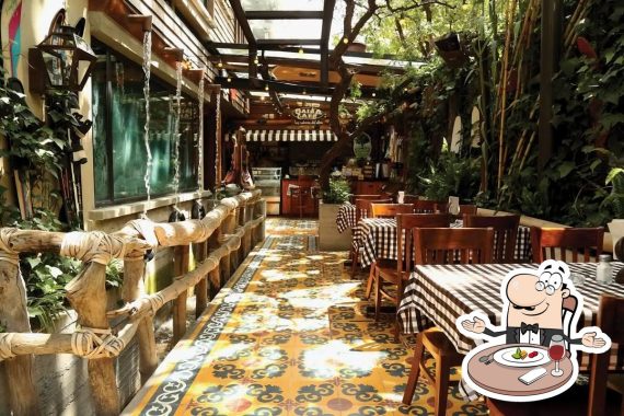 r9ed-Gaira-Cafe-Cumbia-House-dining-table-2022-09